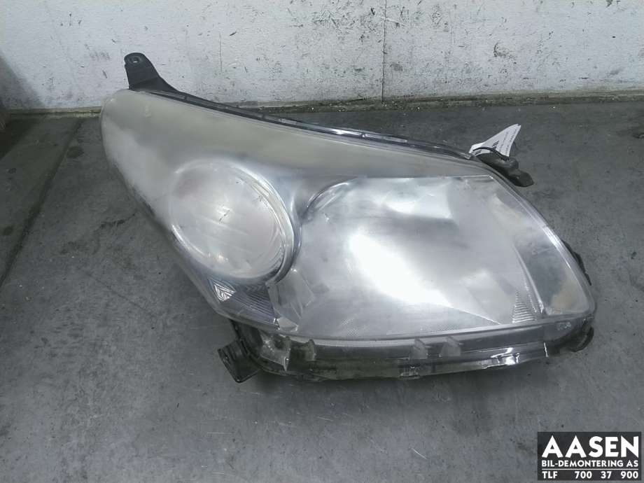 Frontlykt høyre halogen til Toyota Urban Cruiser, 2009-2014  (8113052G10)