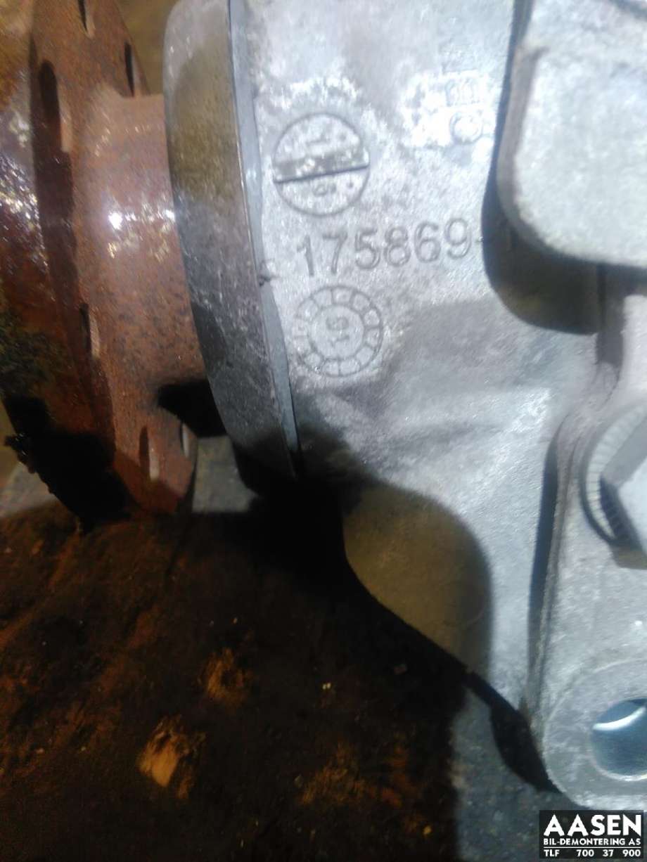 Kardang klokke foran til BMW 3-Serie 2012-2018 (F30/F31/F34) (F30/F31/F34) (31 50 8 623 110|31 50 8 623 111|)