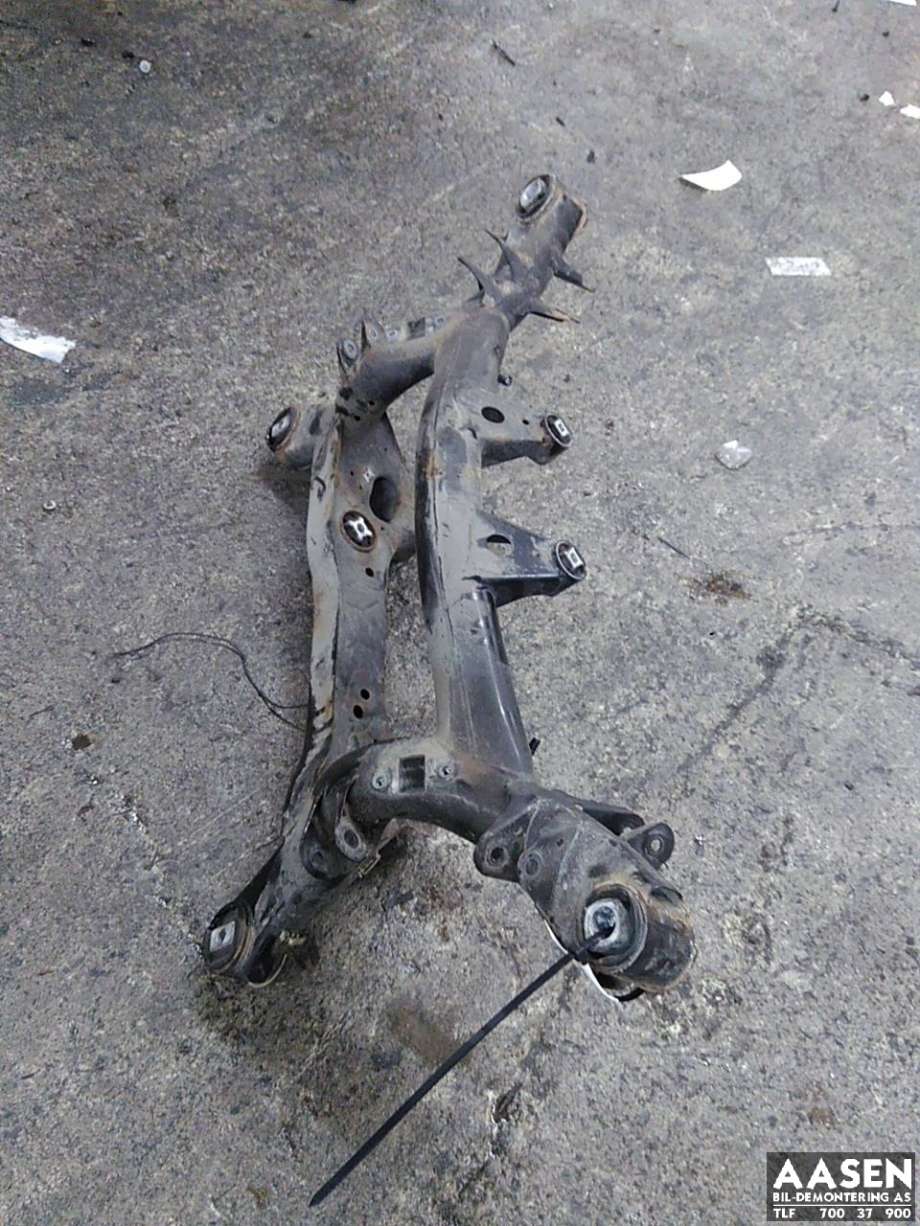 Travers bak til BMW 3-Serie, 2012-2018 (F30/F31/F34) (F30/F31/F34) (33 31 6 792 507)