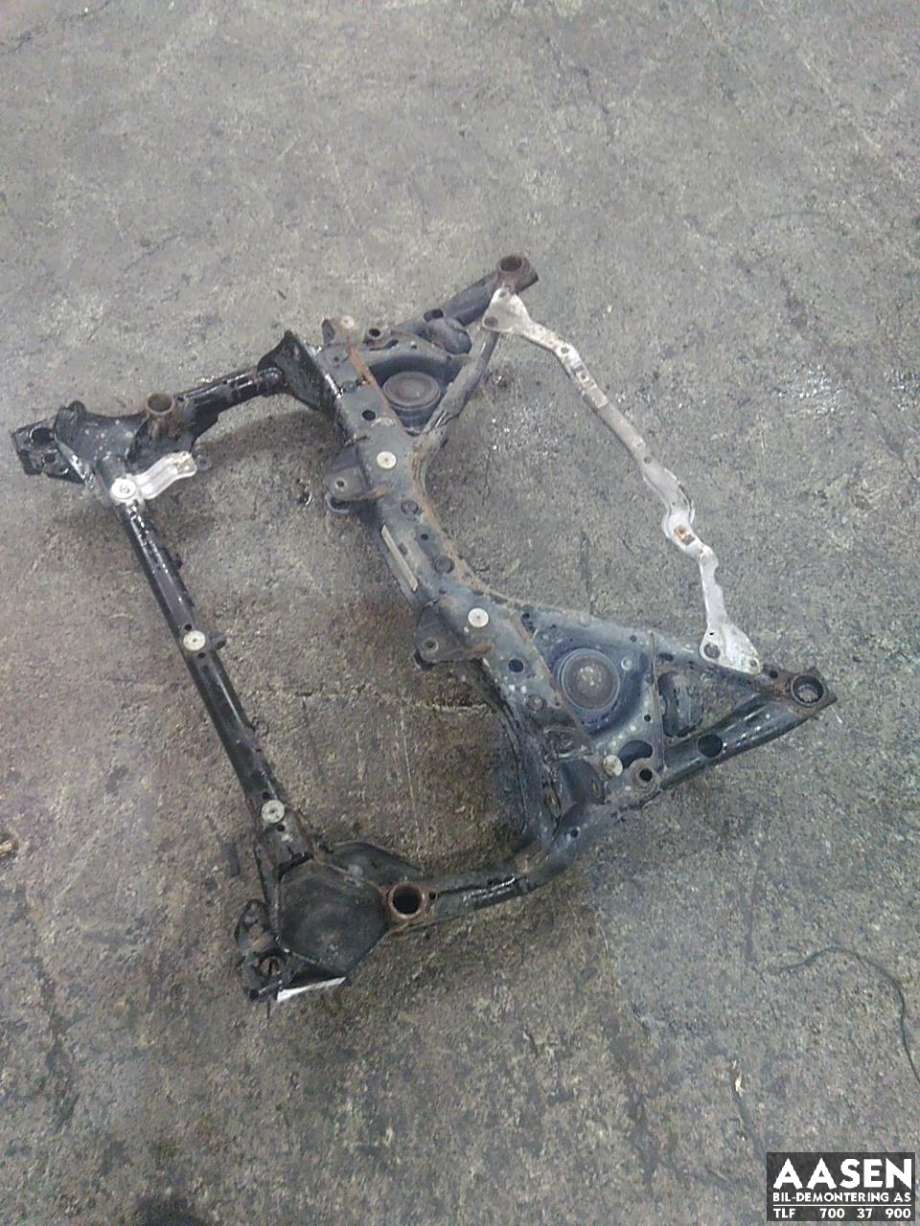 Travers foran hoved til BMW 3-Serie, 2012-2018 (F30/F31/F34) (F30/F31/F34) (31 10 6 872 118)