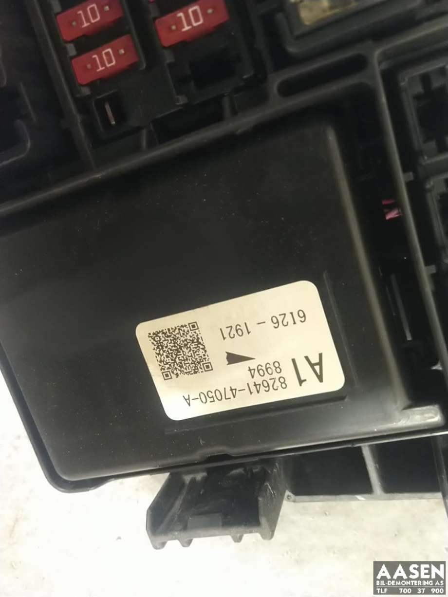 Sikringsboks motorrom til Toyota Prius 2016-2023 (Type IV) (combi) (combi) (8266647610|)