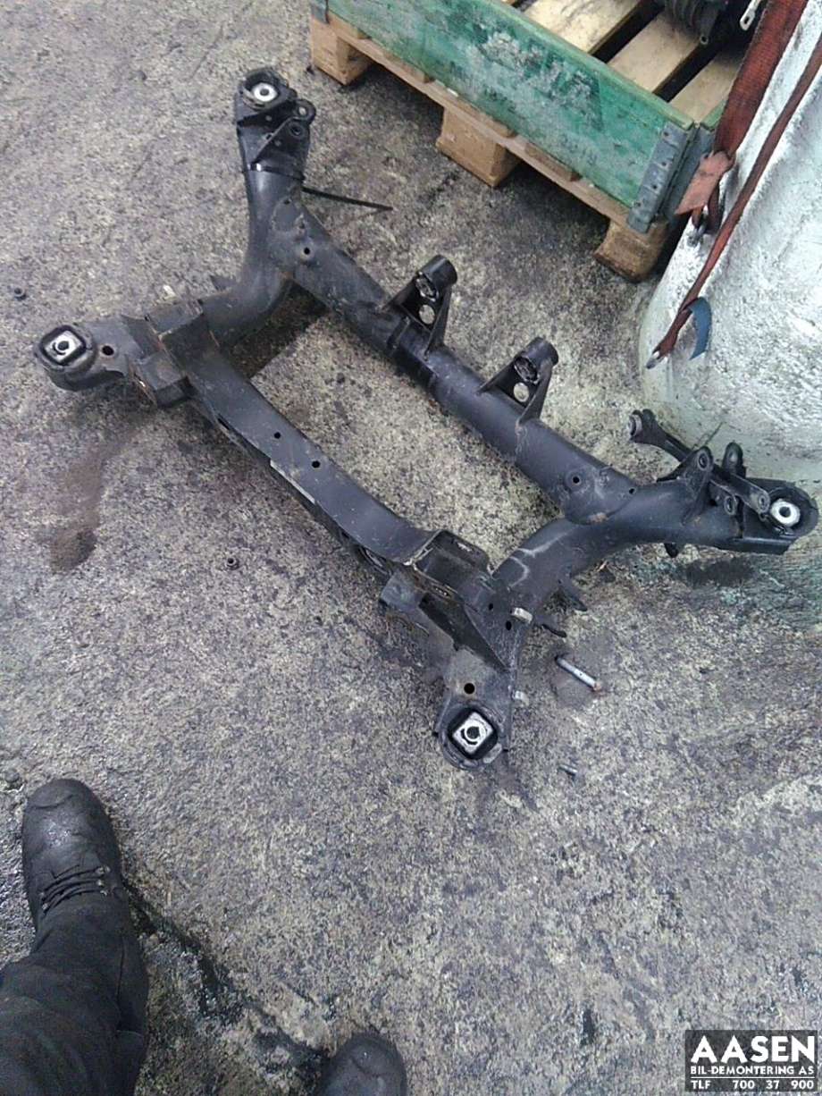 Travers bak til BMW 3-Serie 2012-2018 (F30/F31/F34) (F30/F31/F34) (33 30 6 851 657|)