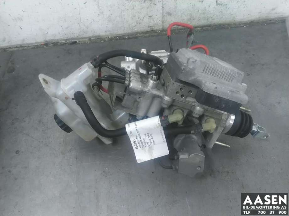 ABS sentral til Toyota Yaris, 2014-2020 (Type III, Fase 2) (4705052370)