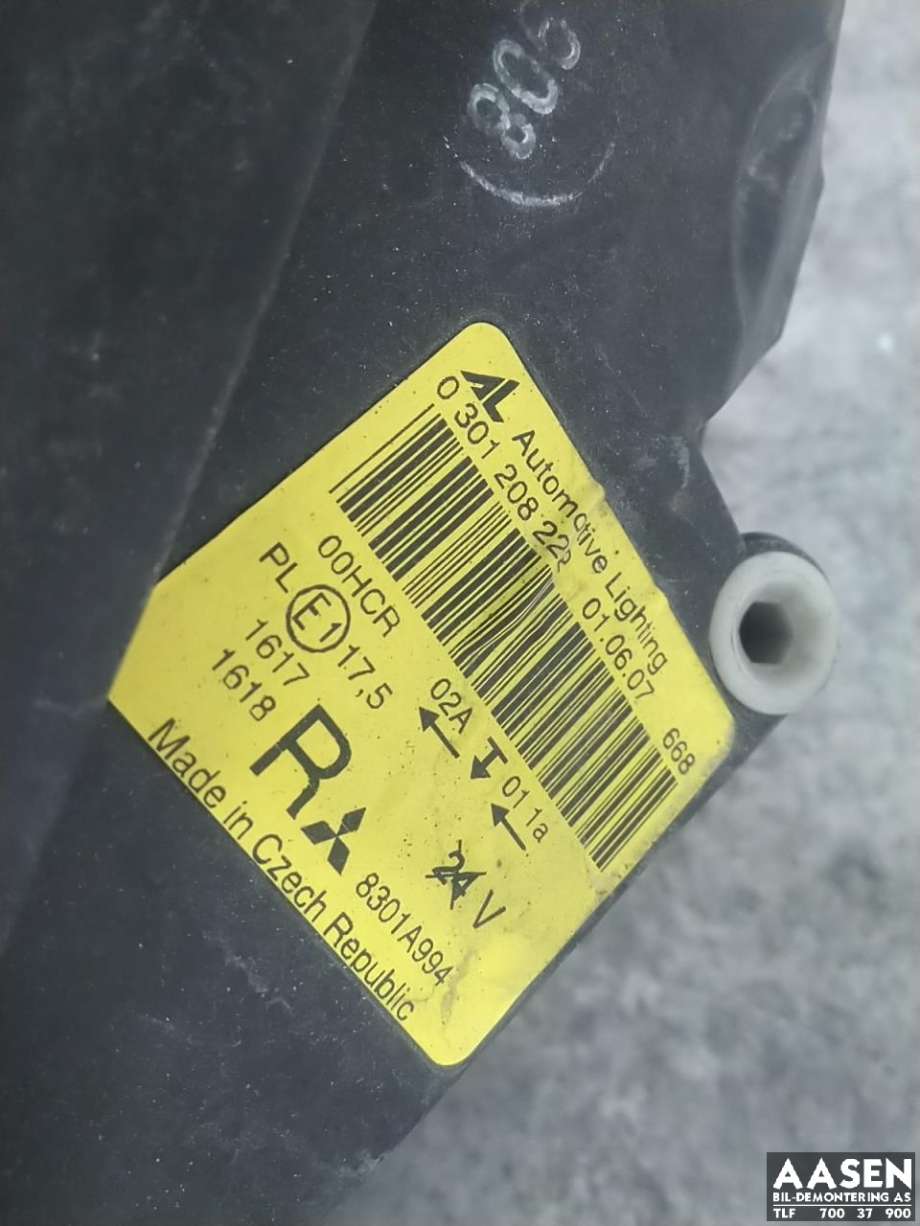 Frontlykt høyre halogen til Mitsubishi Colt 2004-2008 (Type VII, Fase 1)  (8301B874|)