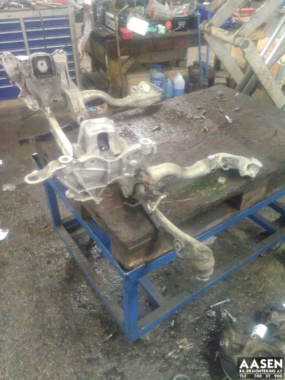 Travers foran hoved til Audi A4, Allroad 2009-2016 (Type I) (B8) (B8) (8K0 399 315 G|)
