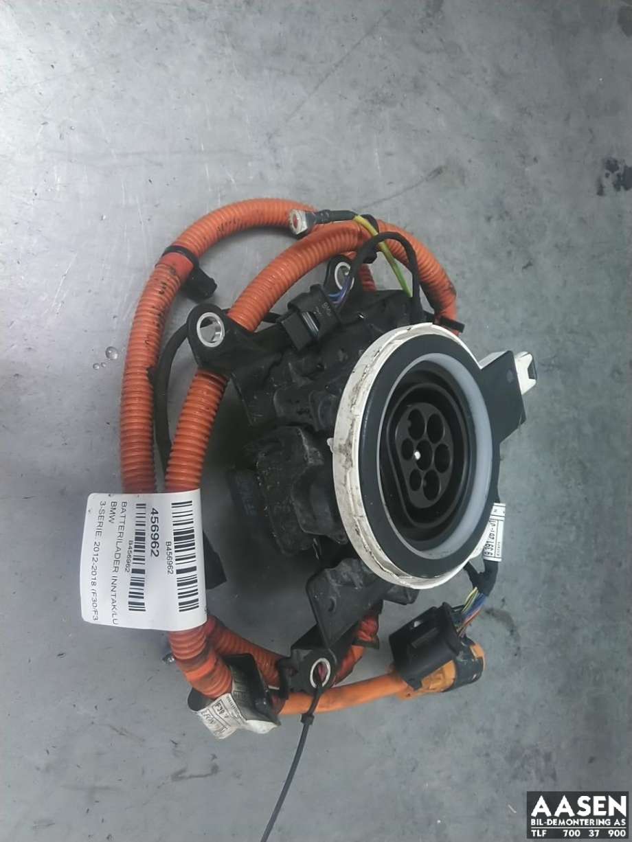 Batterilader inntak/luke til BMW 3-Serie, 2012-2018 (F30/F31/F34) (F30/F31/F34) (61 12 6 824 111)