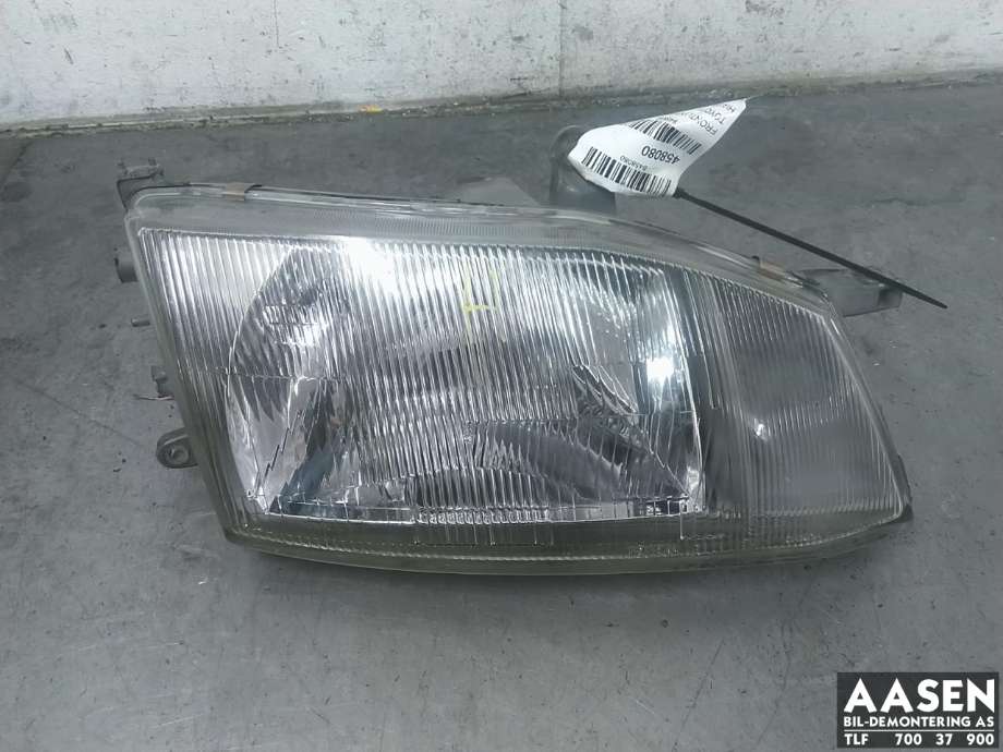 Frontlykt høyre halogen til Toyota Hiace, 1996-2001 (Fase 1)  (8111026081)