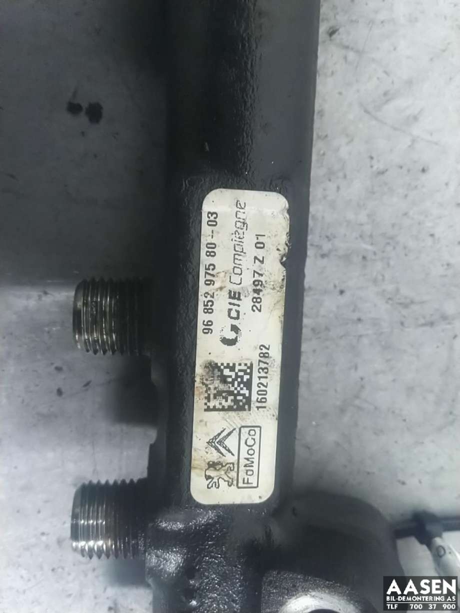 Dyseskinne (fuelrail) til Ford Transit Connect 2013-2018 Type II, Fase 1  (FOMOCO|1697684|96 852 975 80|31422169|AV6Q-9D280-B1A|)