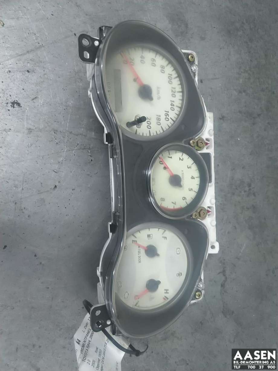 Instrumentpanel til Toyota RAV4, 2000-2006 (Type II)  (8380042860)