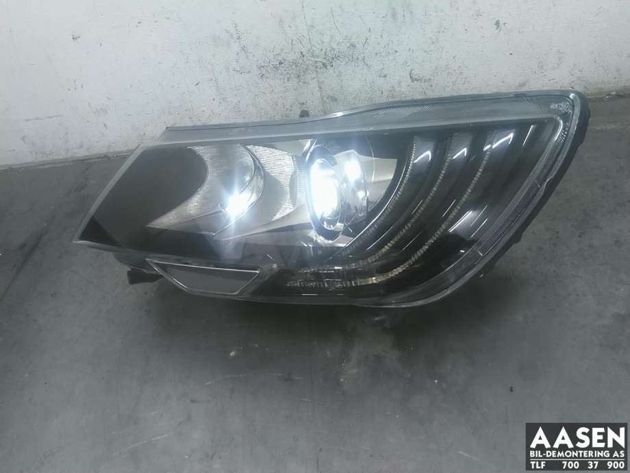 Frontlykt venstre xenon til Škoda Superb 2008-2015 (Type II)  (3T1 941 017 H|)
