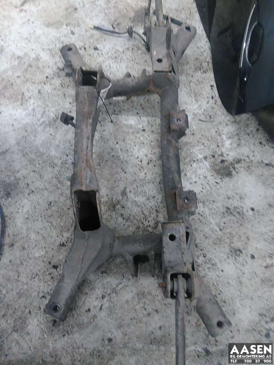 Travers bak til Mitsubishi Outlander, 2012-2015 (Type III, Fase 1)  (4100A095)