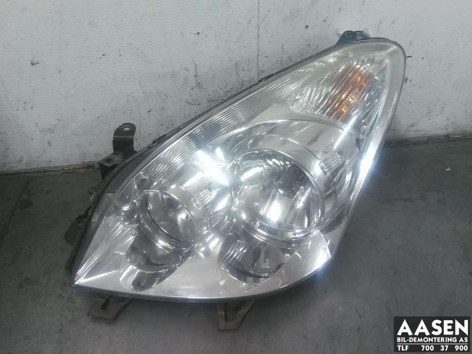 Frontlykt venstre halogen til Toyota Verso, 2004-2009 (Type II)  (811700F060)