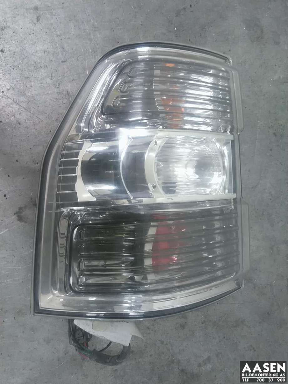 Baklykt venstre til Mitsubishi Pajero, 2007-2016 (Type IV, Fase 1)  (8330A565)