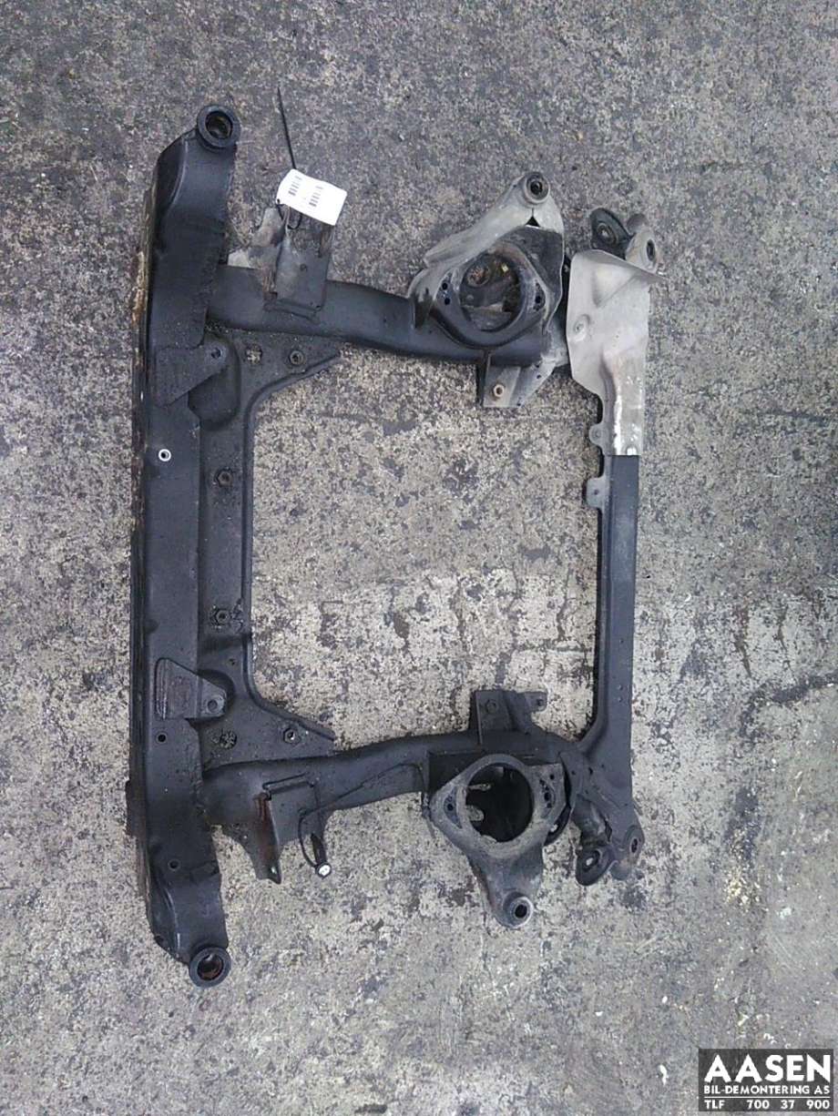 Travers foran hoved til BMW 3-Serie 2005-2011 (E90/E91/E92/E93) (E90/E91/E92/E93) (31 11 6 776 763|)