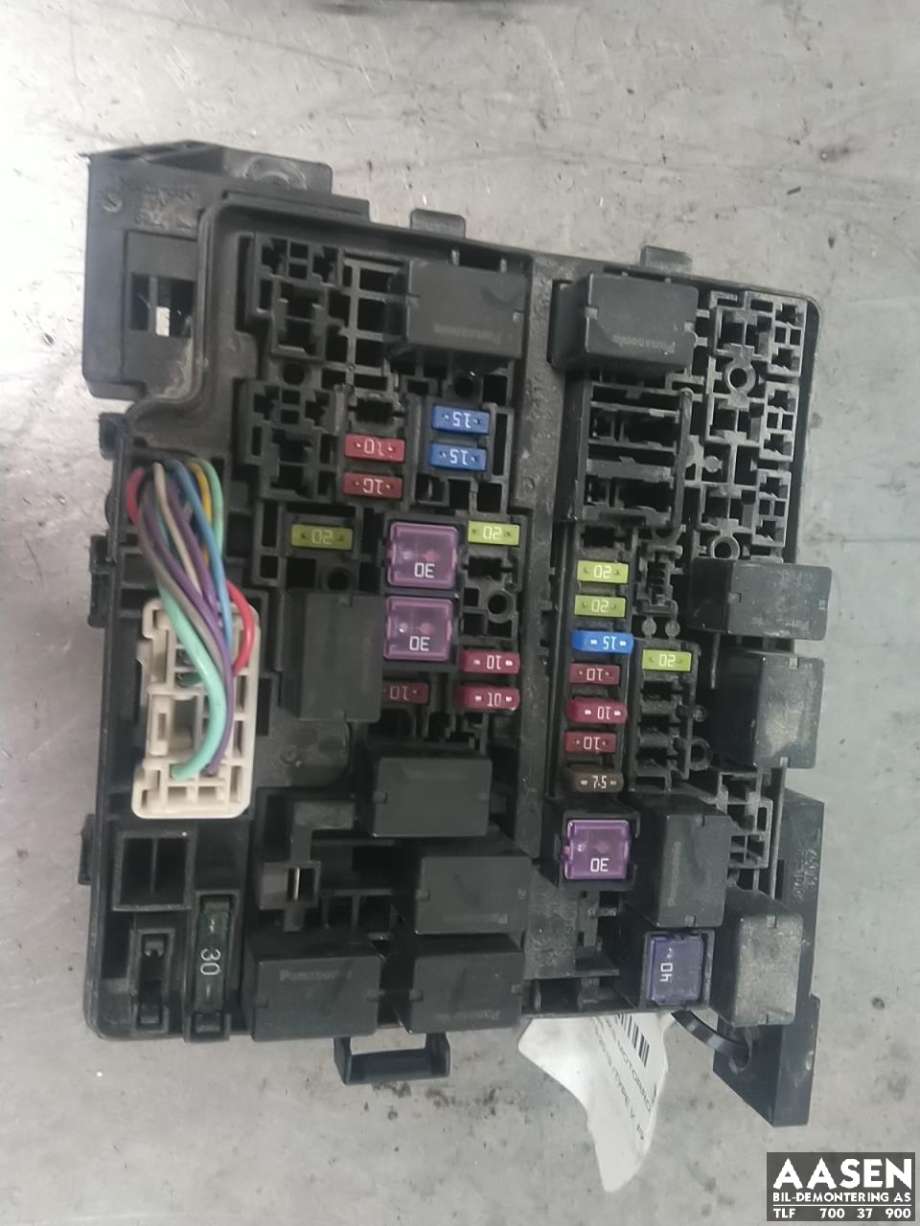 Sikringsboks motorrom til Mitsubishi L200, 2015-2019 (Type V, Fase 1) (8565A368)