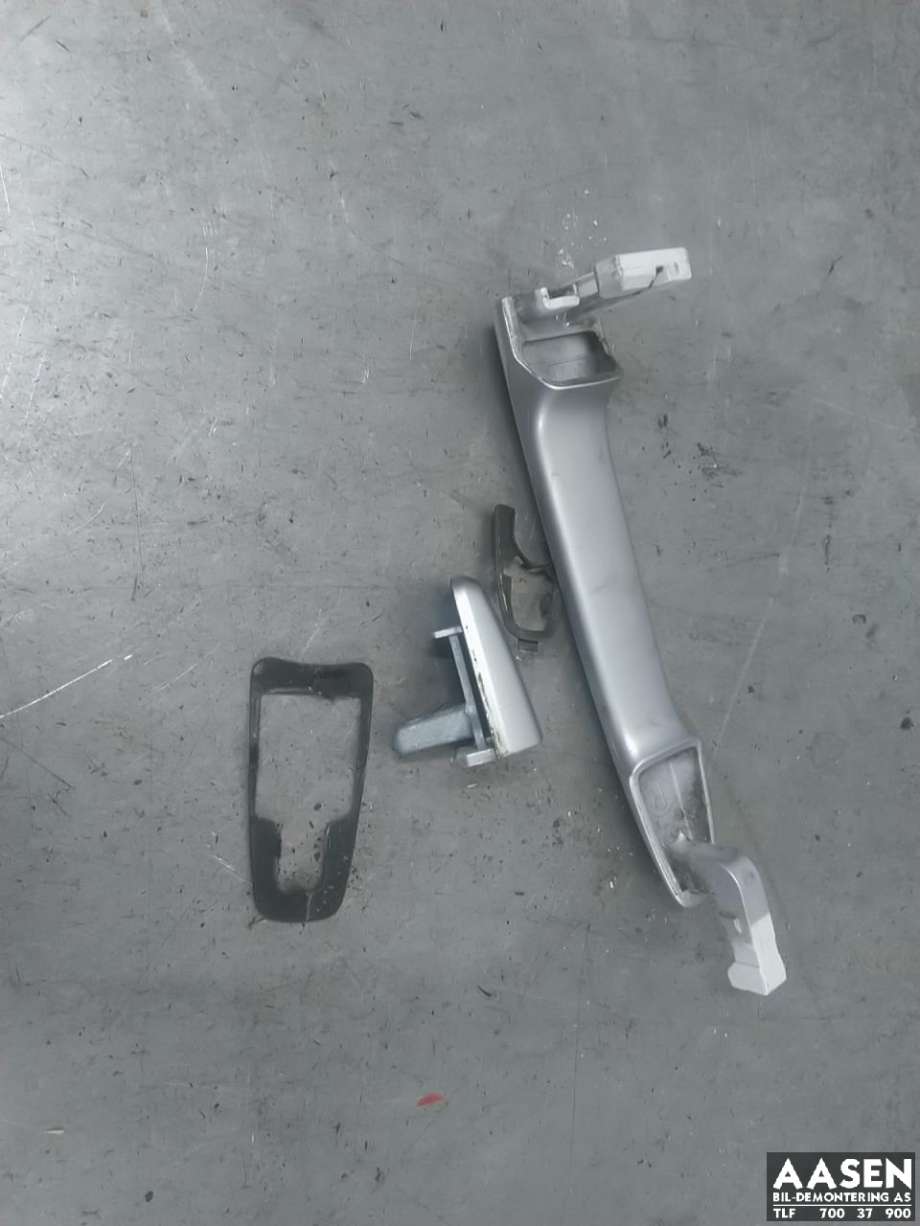 Dørhåndtak utv høyre bak til Mitsubishi Outlander, 2012-2015 (Type III, Fase 1)  (5716A014HB)