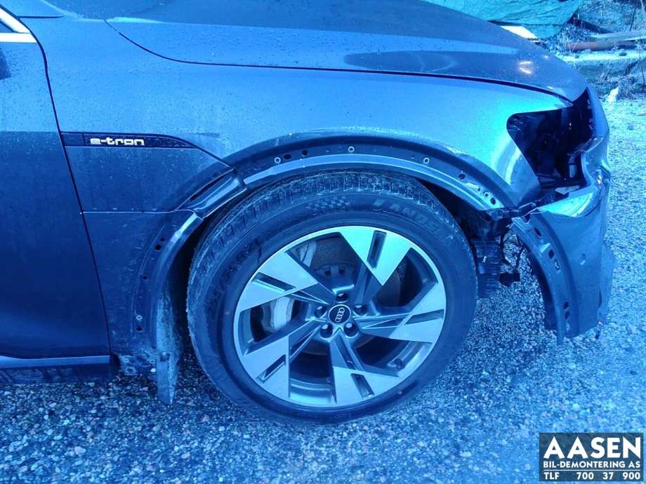 Skjerm høyre foran til Audi e-tron, 2018-->> (4KE 821 022 C)