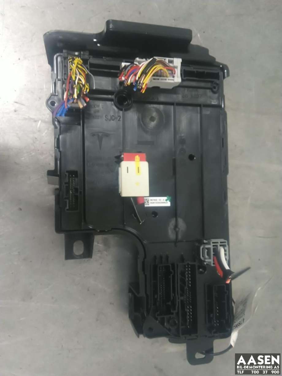 Styreenhet comfort (BCM) til Tesla Model Y 2021-2024 (Type I) (1657648-02-A|)