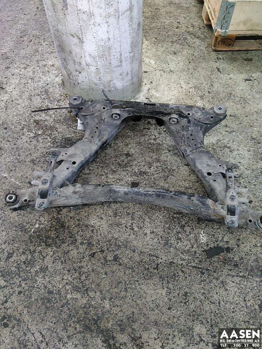 Travers bak til Tesla Model Y 2021-2024 (Type I)  (1044580-01-D|)
