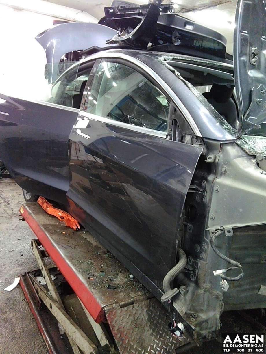 Dør høyre foran til Tesla Model 3, 2018-2023 (Fase 1)  (1081420-E0-C)