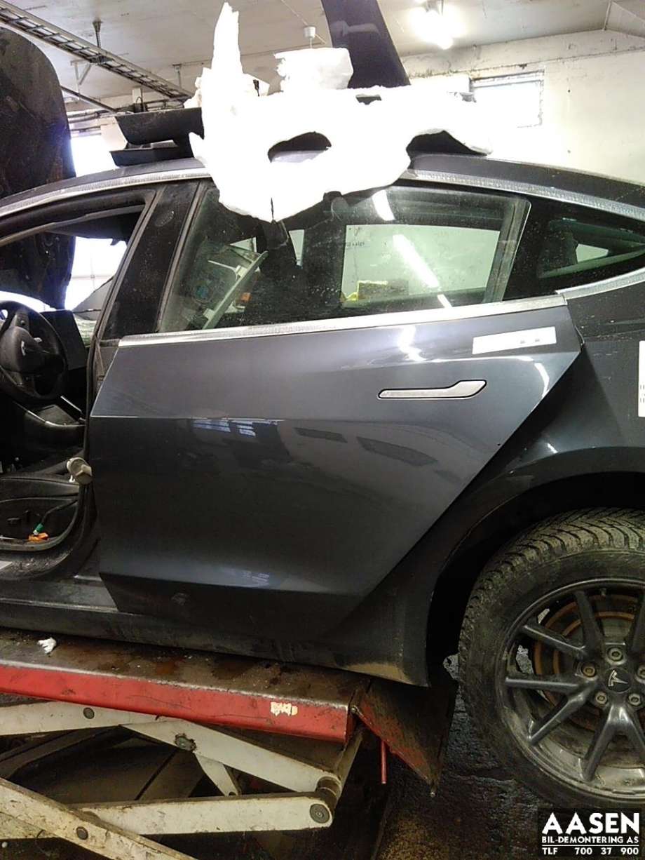 Dør venstre bak til Tesla Model 3, 2018-2023 (Fase 1)  (1081441-E0-C)