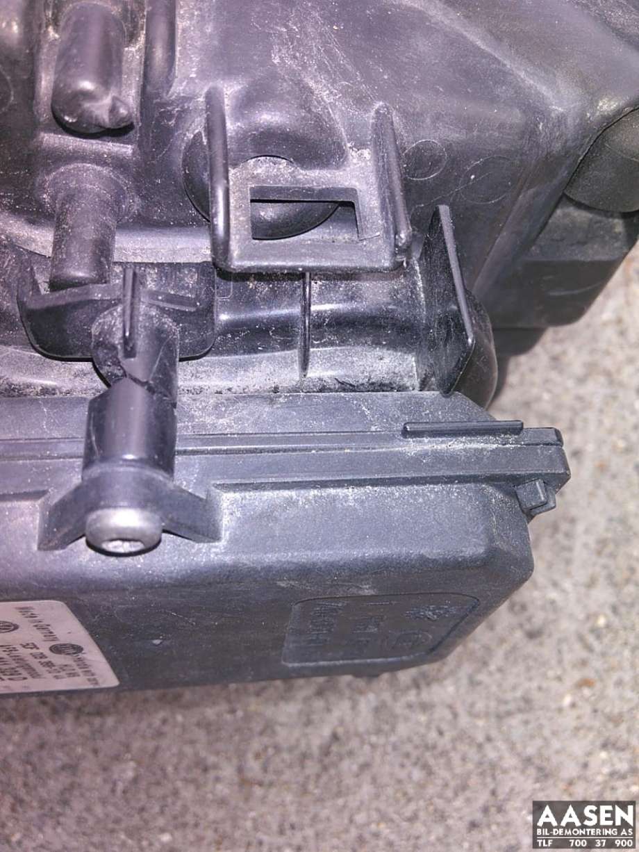 Frontlykt høyre xenon til Audi A8 2003-2010 (Type II) (HELLA|4E0 941 004 BE|4E0 941 004 DC|)