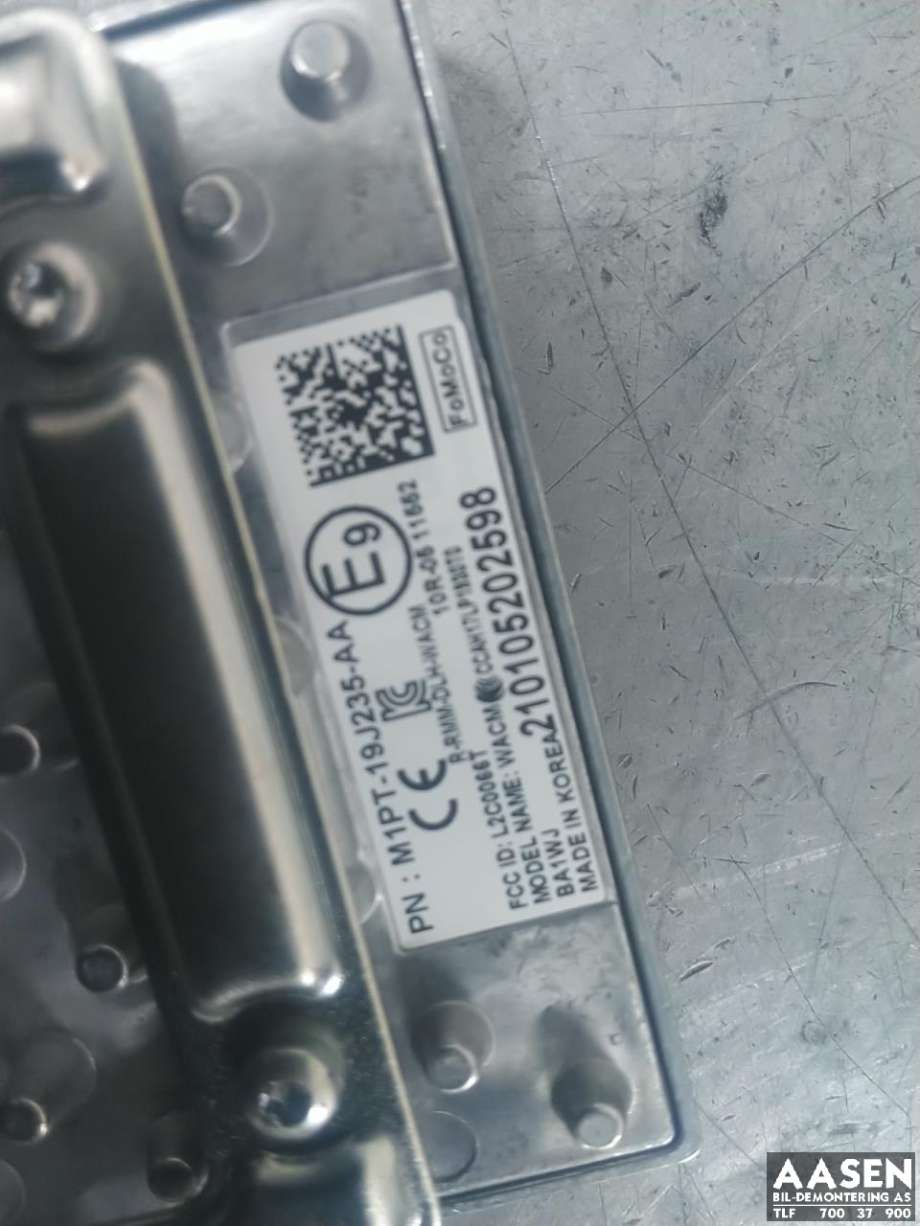 Dashbord trådløs mobillader til Ford Mustang Mach-e 2020-->> (2646842|M1PT-19J235-AA|M1PT-19J235-BB)