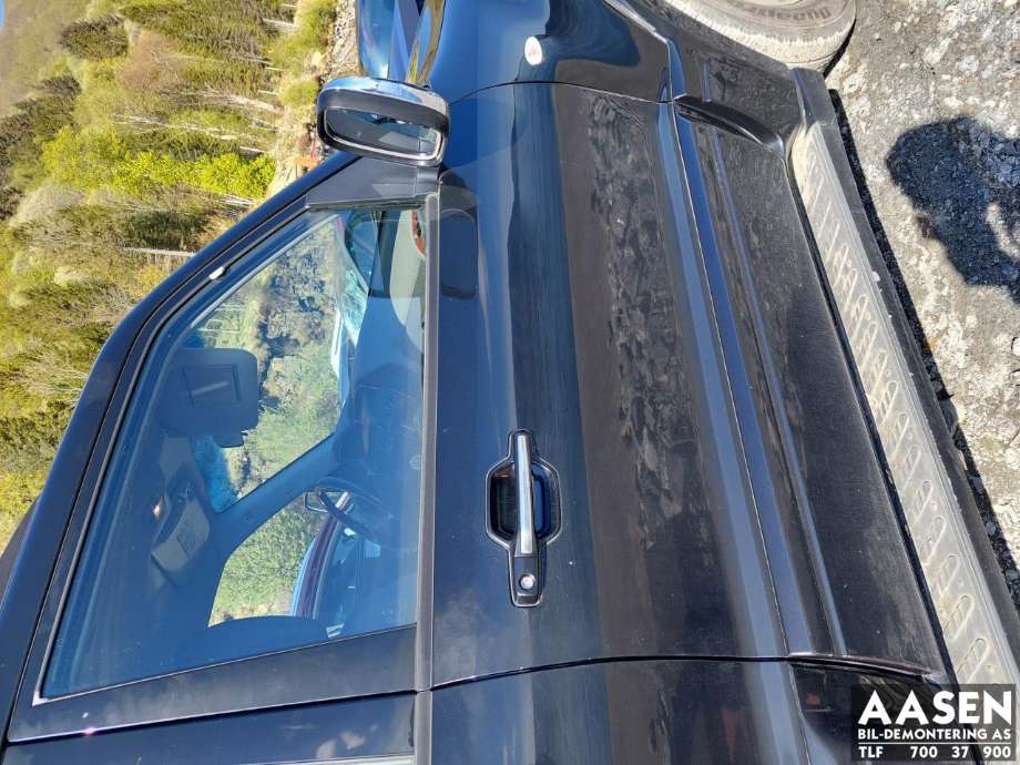 Dør høyre foran til Mitsubishi Pajero, 2000-2006 (Type III)  