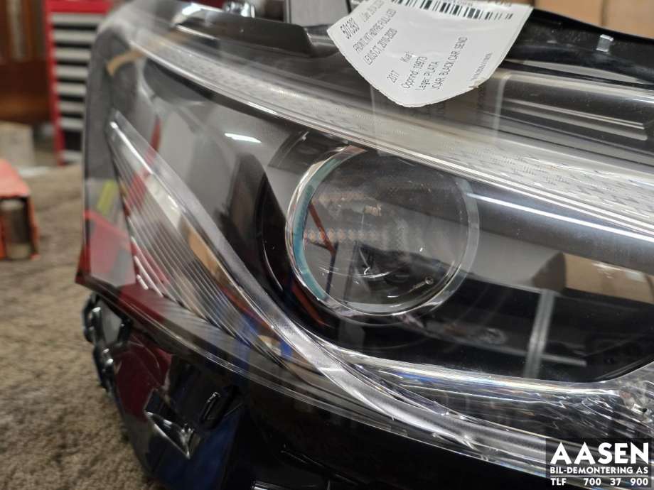 Frontlykt høyre full-LED til Lexus CT 2010-2020 (81106-76190|81106-76191|)