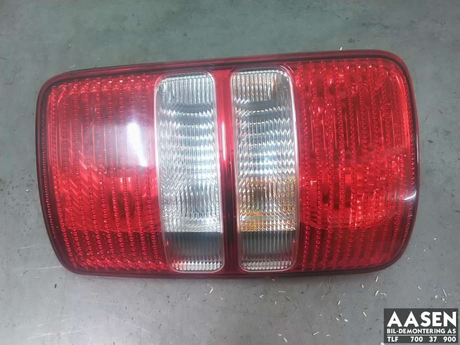 Baklykt venstre til VW Caddy, 2010-2015 (Type III, Fase 2)  (2K5 945 095 J)
