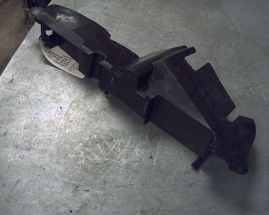 Støtfangerving høyre foran til Audi A6 1997-2001 (Type II, Fase 1) (C5) (C5) (AUDI||4B0121284D)