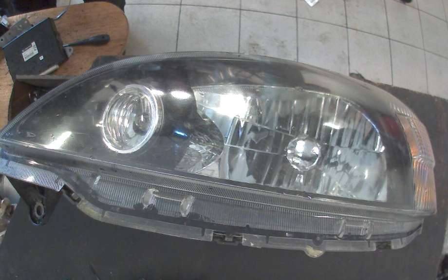 Frontlykt venstre halogen til Daihatsu YRV 2001-2006 (DAIHATSU|)