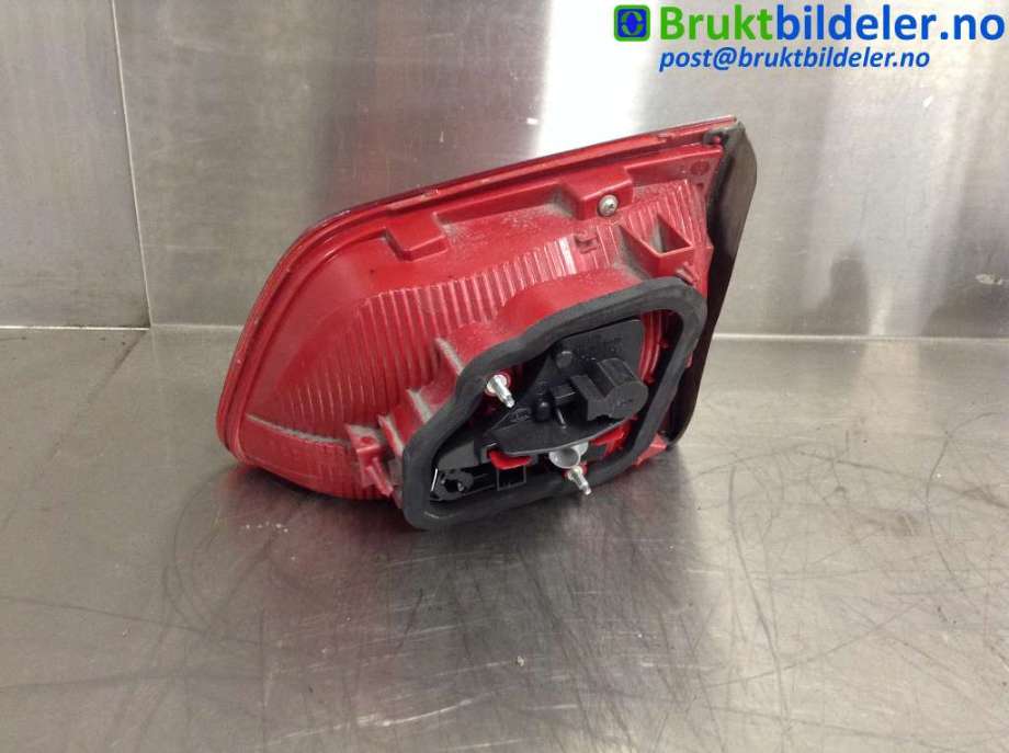 Baklykt venstre indre til VW Touran 2010-2015 (Type I, Fase 3)  (VOLKSWAGEN|1T0 945 093|)
