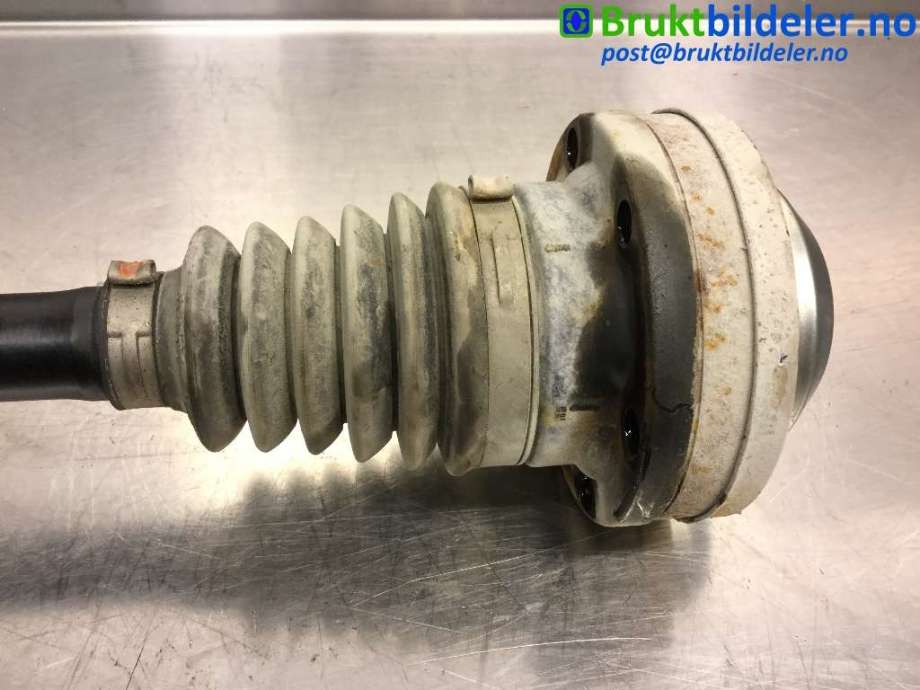 Drivaksel venstre foran til VW Transporter / Caravelle 2009-2015 (Fase 2) (T5) (T5) (VOLKSWAGEN|7E0 407 271 H|)