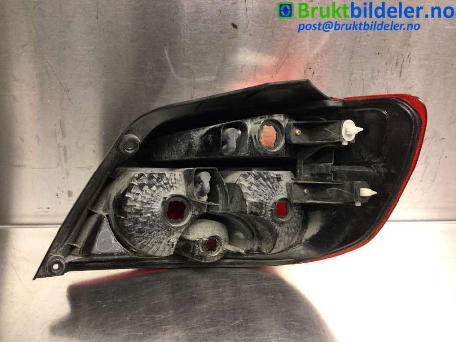 Baklykt venstre til Mitsubishi Outlander 2003-2006 (Type I)  (MITSUBISHI|)