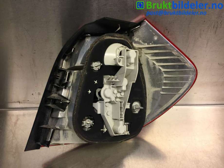 Baklykt venstre til BMW 1-Serie 2004-2011 (E81/E82/E87/E88) (E81/E82/E87/E88) (BMW|7 181 297-07|301 539 0000|)