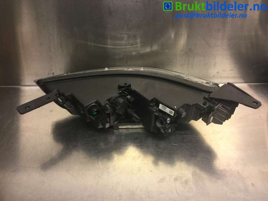 Frontlykt høyre halogen til Kia e-Soul 2019-->> (Type III)  (KIA|92180-J2000|A1120572)