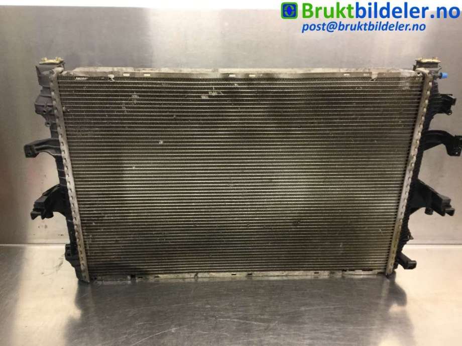 Radiator (manuell gir) til VW Transporter / Caravelle 2009-2015 (Fase 2) (T5) (T5) (VOLKSWAGEN|7H0 121 253 J|)