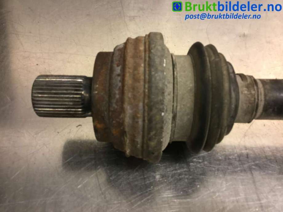 Drivaksel venstre bak til VW Passat 2015-2019 (Fase 1) (B8) (B8) (VOLKSWAGEN|3Q0 501 203 C|)