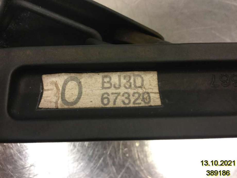 Viskerarmer frontrute til Mazda 323 1998-2000 (Fase 1) (MAZDA|BJ0F-67-321||BJOF67320/BJ3D67320)
