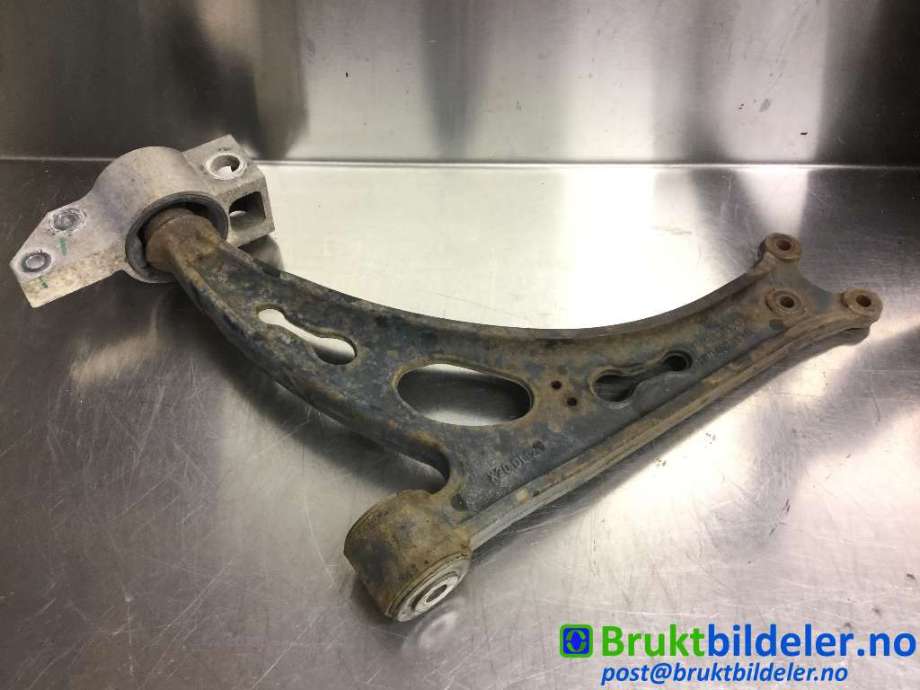 Bærebru høyre foran nedre til VW Scirocco, 2008-2013  (VOLKSWAGEN|1K0 407 153 G)