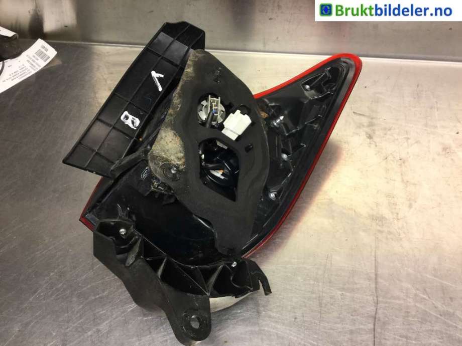 Baklykt venstre til Toyota Yaris 2014-2020 (Type III, Fase 2)  (TOYOTA|81561-0D600|)