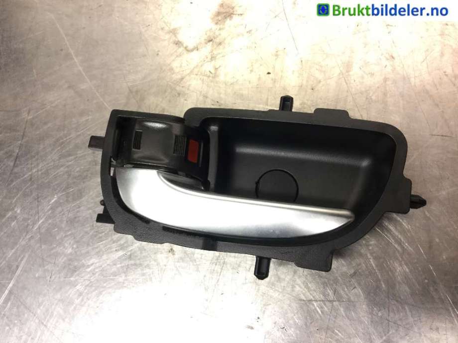 Dørhåndtak inv venst foran til Toyota Yaris, 2014-2020 (Type III, Fase 2)  (TOYOTA|69206-0D450)