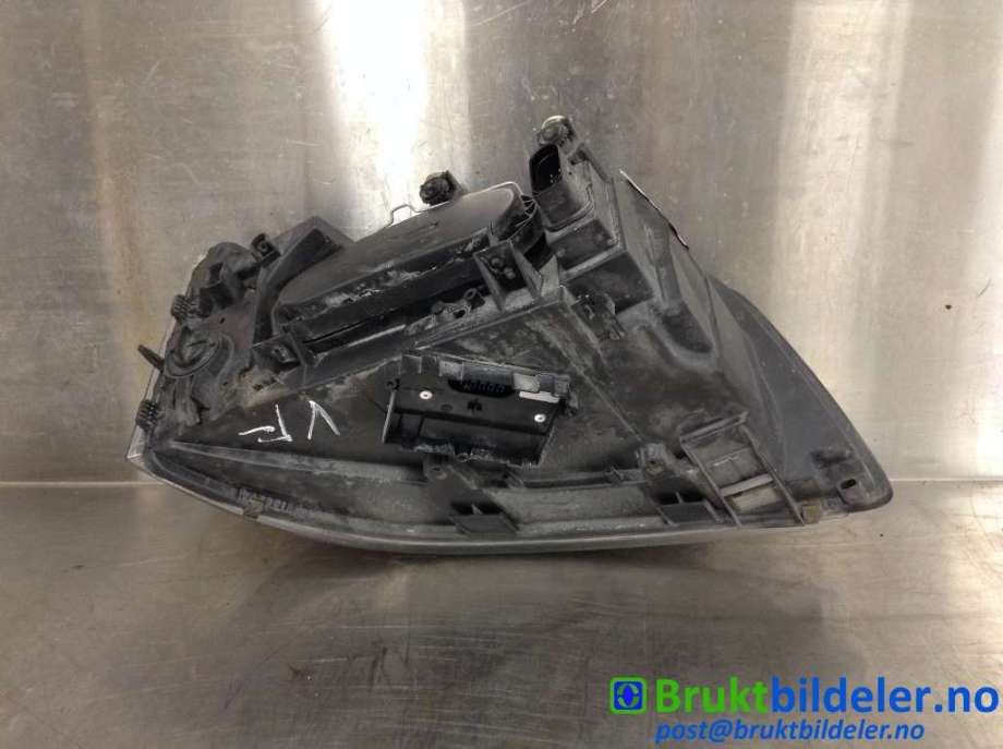 Frontlykt venstre xenon til VW Transporter / Caravelle 2003-2009 (Fase 1) (T5) (T5) (VOLKSWAGEN|7H5 941 016|1 305 235 773|)