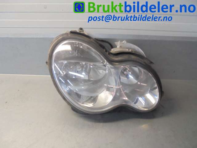 Frontlykt høyre halogen til Mercedes C-Klasse 2004-2007 (Fase 2) (W203) (W203) (MERCEDES|A 203 820 12 59|)