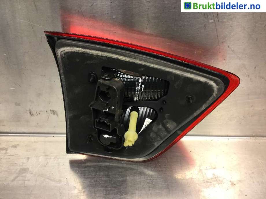 Baklykt høyre indre til Ford C-Max 2010-2015 (Type II, Fase 1)  (FORD|AM51-13A603-BF|)
