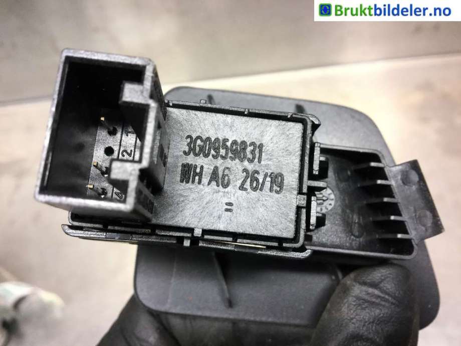 Bryter baklukeåpner til VW Passat 2015-2019 (Fase 1) (B8) (B8) (VOLKSWAGEN|3G0 959 831|)