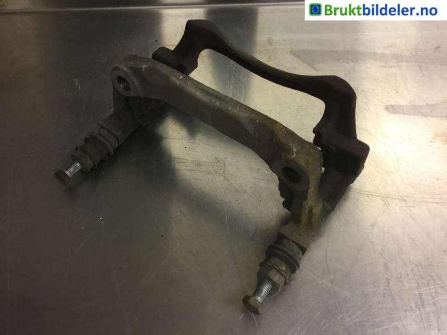 Bremsecaliper brakett til Mercedes A-Klasse, 2012-2018 (W176) (W176) (MERCEDES|A 000 421 59 06)