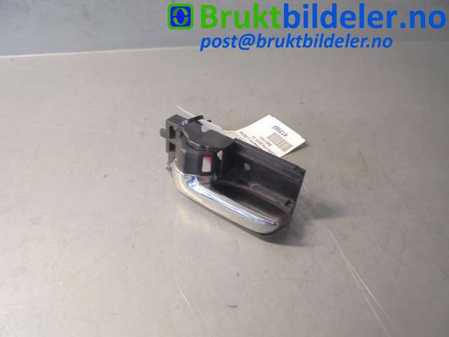 Dørhåndtak inv venst foran til Suzuki SX4, 2009-2013 (Type I, Fase 2)  (SUZUKI|)