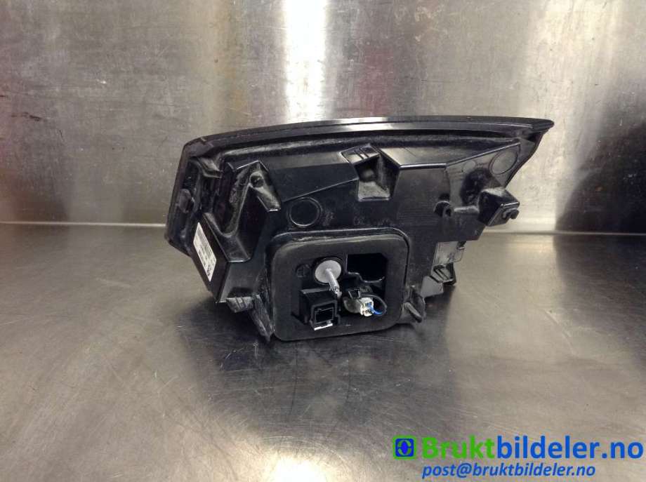 Baklykt venstre indre til Peugeot 5008 2017-->> (Type II)  (PEUGEOT|9811027880|81580101|)